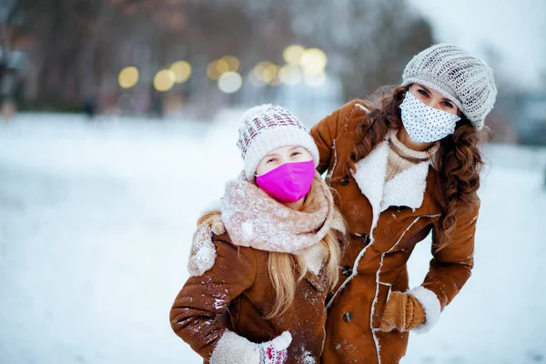 Portrait Happy Elegant Mother Daughter Knitted Hats Sheepskin Coats Mittens — ストック写真