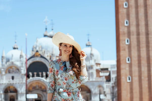 Giovane Donna Viaggiatrice Sorridente Abito Floreale Con Occhiali Sole Cappello — Foto Stock