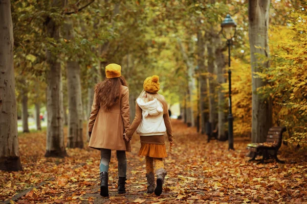 Hello November Seen Modern Mother Child Orange Hats Outdoors City — Stock fotografie