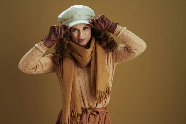 Hallo September Fröhliche Junge Frau Pullover Mit Lederhandschuhen Vor Braunem — Stockfoto