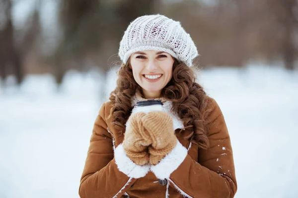 Portret Szczęśliwej Nowoczesnej Letniej Kobiety Rękawiczkach Filiżance Cappuccino Dzianinie Kapelusz — Zdjęcie stockowe