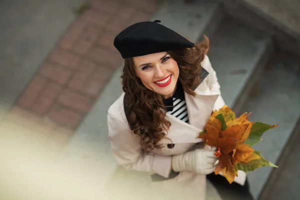 Olá Novembro Vista Superior Mulher Elegante Feliz Casaco Trincheira Bege — Fotografia de Stock