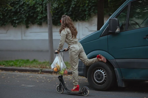 Stijlvolle Vrouw Het Algemeen Met String Tas Scooter Buiten Stad — Stockfoto