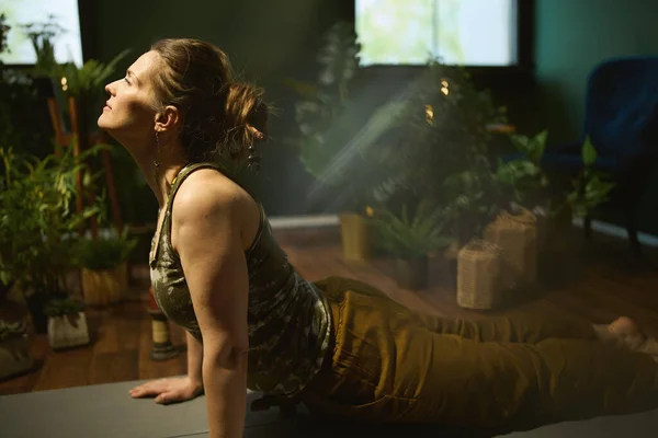 Elegante Años Edad Ama Casa Casa Verde Moderna Haciendo Yoga —  Fotos de Stock