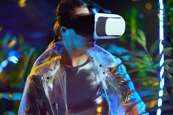 Trendy Female Virtual Reality Goggles — Stockfoto