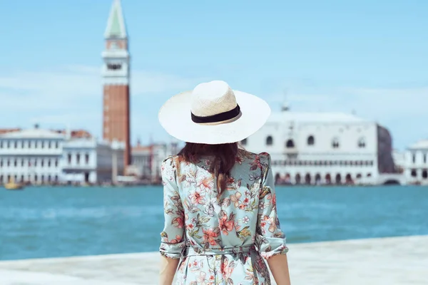 Visto Desde Atrás Joven Turista Vestido Floral Con Sombrero Disfrutando — Foto de Stock