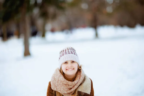 Happy Stylish Girl Outdoors City Park Winter Knitted Hat Sheepskin — 스톡 사진