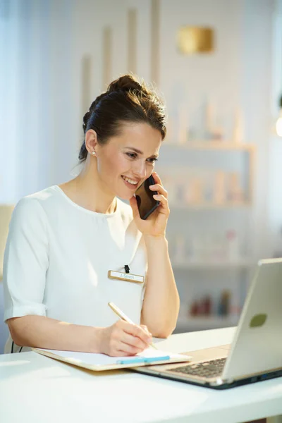 Happy Female Worker Laptop Talking Smartphone Modern Beauty Studio — Photo