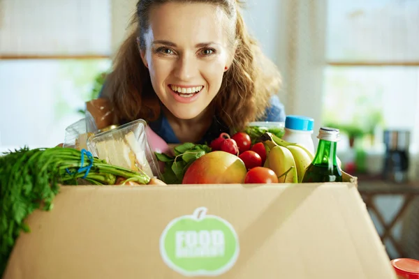 Food Delivery Happy Young Housewife Food Box Kitchen — Fotografia de Stock