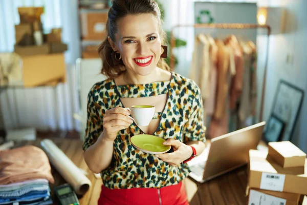 Portrait Happy Trendy Years Old Small Business Owner Woman Cup — Stock Photo, Image