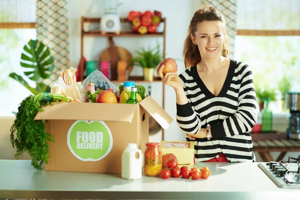 Food Delivery Smiling Modern Years Old Woman Food Box Apple — Foto de Stock