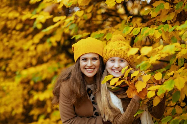 Hello Autumn Smiling Modern Mother Child Orange Hats City Park —  Fotos de Stock