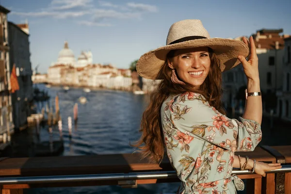 Felice Donna Moderna Abito Floreale Con Cappello Sul Ponte Dell — Foto Stock