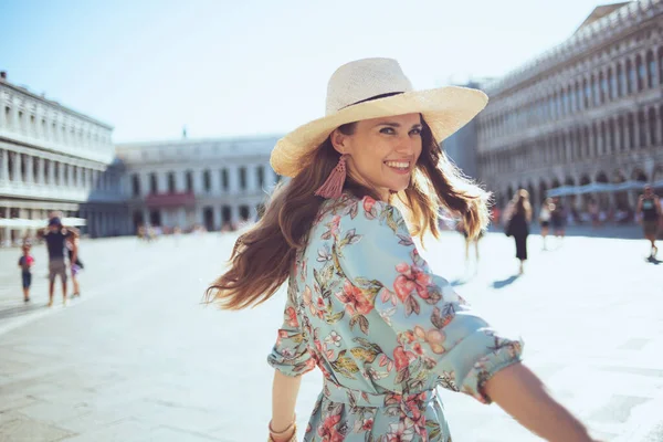 Sorrindo Mulher Moda Vestido Floral Com Chapéu Tendo Excursão Praça — Fotografia de Stock