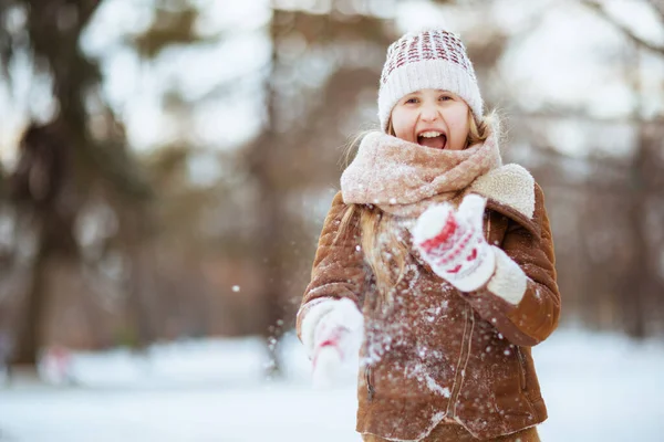 Sorridente Ragazza Elegante Con Guanti Cappello Maglia Cappotto Pelle Pecora — Foto Stock