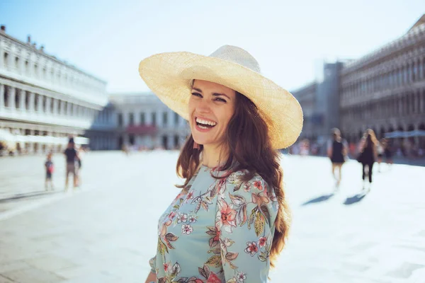 Sorrindo Mulher Viajante Moda Vestido Floral Com Chapéu Tendo Excursão — Fotografia de Stock