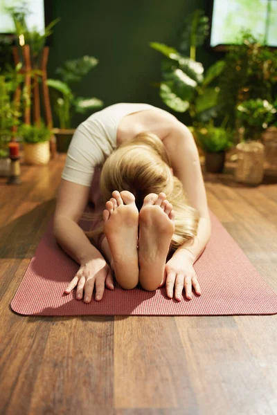 Modern Years Old Housewife Yoga Mat Doing Yoga Modern Green — Stockfoto