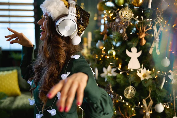 Navidad Feliz Mujer Años Con Sombrero Santa Vestido Verde Escuchando — Foto de Stock