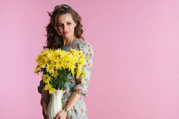 Стомлена Елегантна Річна Жінка Квітковій Сукні Жовтими Хризантемами Квіти Вазі — стокове фото