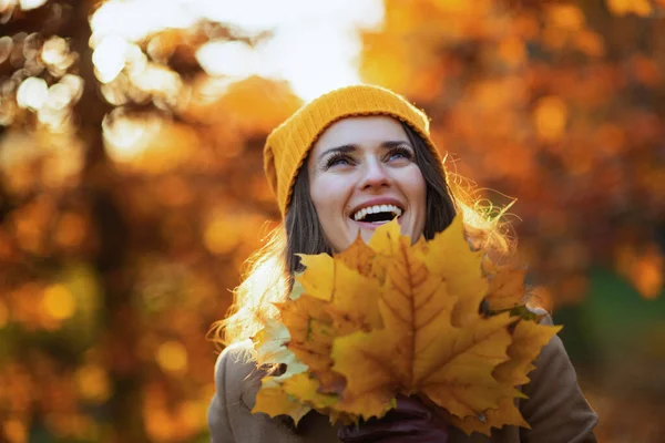 Hello Autumn Smiling Middle Aged Woman Beige Coat Orange Hat — Stockfoto