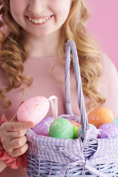 Gros Plan Sur Souriant Élégant Enfant Robe Rose Avec Panier — Photo