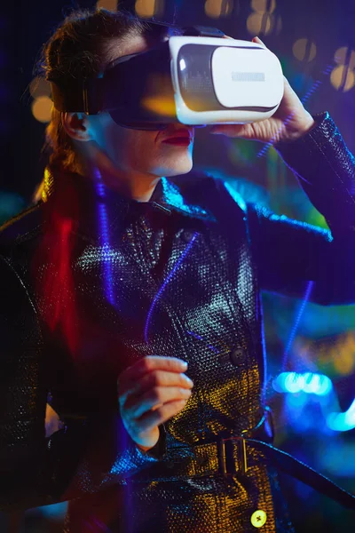 Trendy Woman Virtual Reality Goggles — Stockfoto