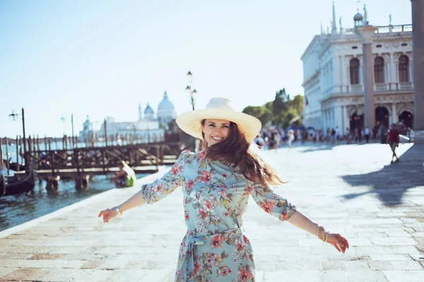 Smiling Modern Woman Floral Dress Hat Having Excursion Embankment Venice — Foto Stock