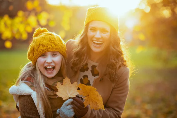 Hallo Herfst Gelukkige Jonge Moeder Dochter Oranje Hoeden Met Herfst — Stockfoto