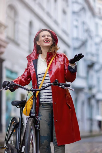Feliz Elegante Anos Idade Mulher Capa Chuva Vermelha Com Bicicleta — Fotografia de Stock