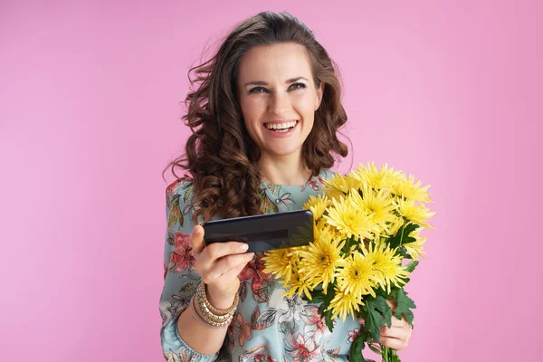 Smiling Elegant Woman Long Wavy Brunette Hair Yellow Chrysanthemums Flowers — Fotografia de Stock