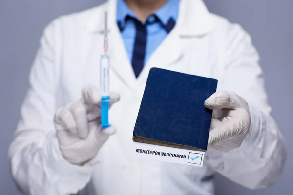Ärztin Weißen Arztkittel Mit Affenpocken Impfspritze Und Affenpocken Impfpass Vor — Stockfoto