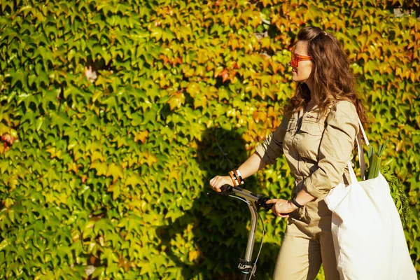 Stylish Woman Sunglasses Overall Tote Bag Scooter Green Wall Outdoors — Stock Photo, Image