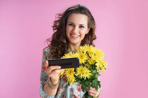 Portrait Smiling Modern Years Old Woman Floral Dress Yellow Chrysanthemums — Stockfoto