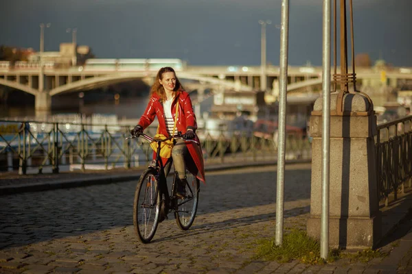 Sorrindo Mulher Elegante Capa Chuva Vermelha Livre Cidade Andar Bicicleta — Fotografia de Stock