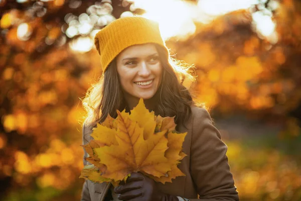 Hallo November Schick Lächelnde Jährige Frau Beigem Mantel Und Orangefarbenem — Stockfoto