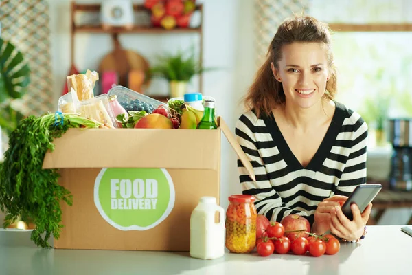 Food Delivery Smiling Middle Aged Housewife Food Box Using Smartphone — Foto de Stock