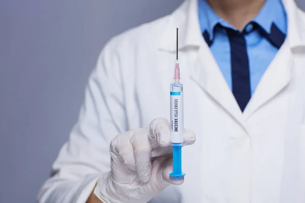 Nahaufnahme Einer Modernen Ärztin Weißer Medizinischer Robe Mit Affenpocken Impfspritze — Stockfoto