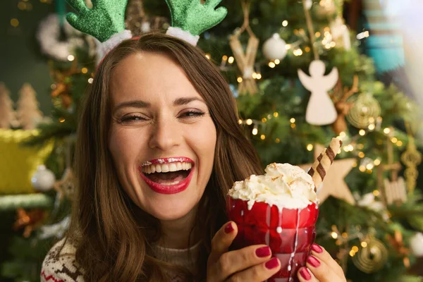 Christmas Time Portrait Smiling Trendy Woman Festive Hot Chocolate Cocktail — Φωτογραφία Αρχείου