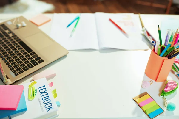 Weißer Schreibtisch Mit Arbeitsheft Schreibtisch Laptop Und Lehrbuch Schulzimmer Bei — Stockfoto