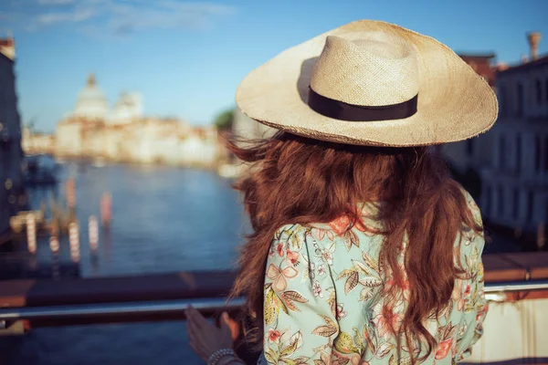 Vue Derrière Élégante Voyageuse Solitaire Robe Florale Avec Chapeau Visitant — Photo