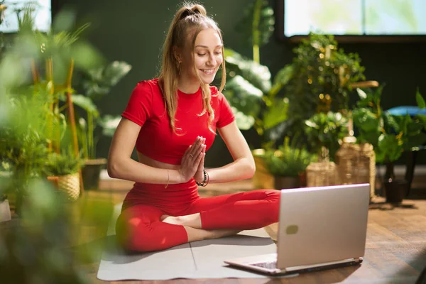 Modern Female Red Fitness Clothes Laptop Doing Yoga Having Online — Foto Stock