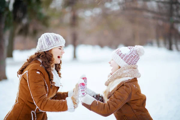 Smiling Modern Mother Daughter Knitted Hats Sheepskin Coats Mittens Knitted — Photo