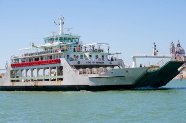 VENICE - 25 Temmuz 2020: Venedik, İtalya 'da feribot ve büyük kanal görüntüsü.