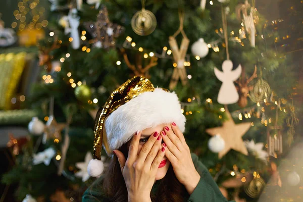 Christmas Time Smiling Trendy Housewife Santa Hat Green Dress Looking — Stockfoto