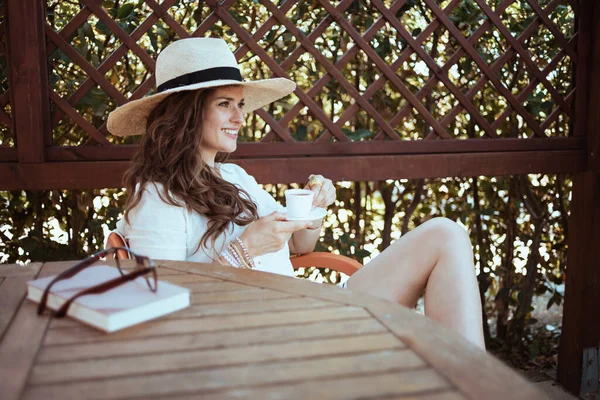 Mujer Elegante Relajada Camisa Blanca Con Taza Café Libro Sombrero —  Fotos de Stock