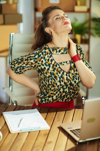 Yorgun Stil Sahibi Küçük Işletme Sahibi Kadın Ofiste Boyun Ağrısı — Stok fotoğraf