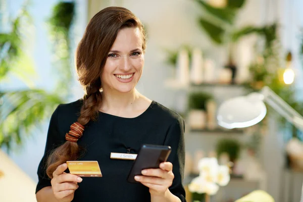 Happy Middle Aged Woman Employee Smartphone Credit Card Buying Online — ストック写真