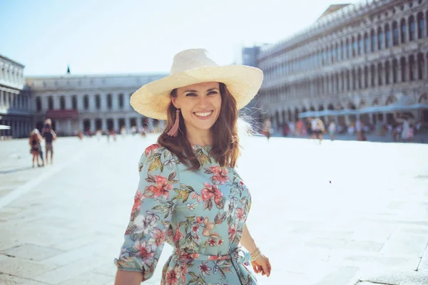 Mulher Elegante Feliz Vestido Floral Com Chapéu Apreciando Calçadão Praça — Fotografia de Stock