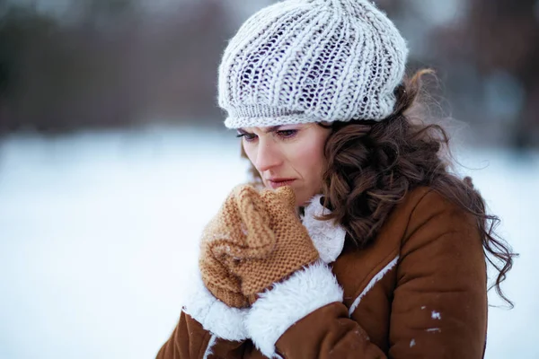 Gestresste Moderne Frau Mit Fäustlingen Strickmütze Und Schaffellmantel Winter Draußen — Stockfoto