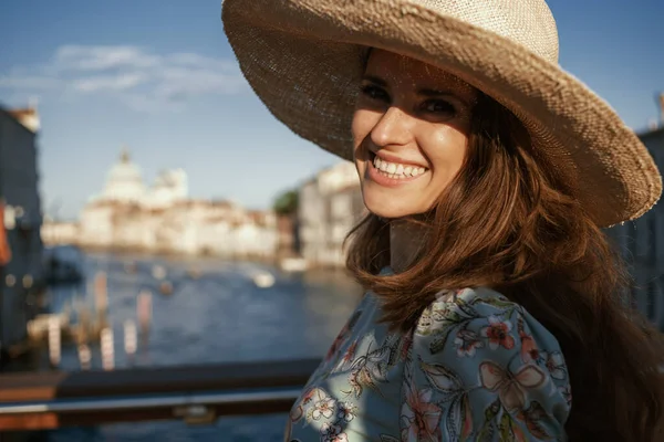 Portrait Jeune Femme Souriante Robe Florale Avec Chapeau Sur Pont — Photo